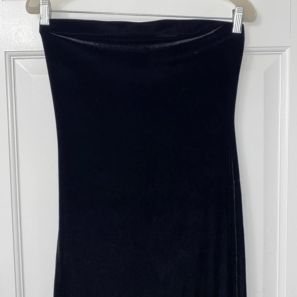 Black strapless velvet dress. Guessing size is small/medium. Slit up back.